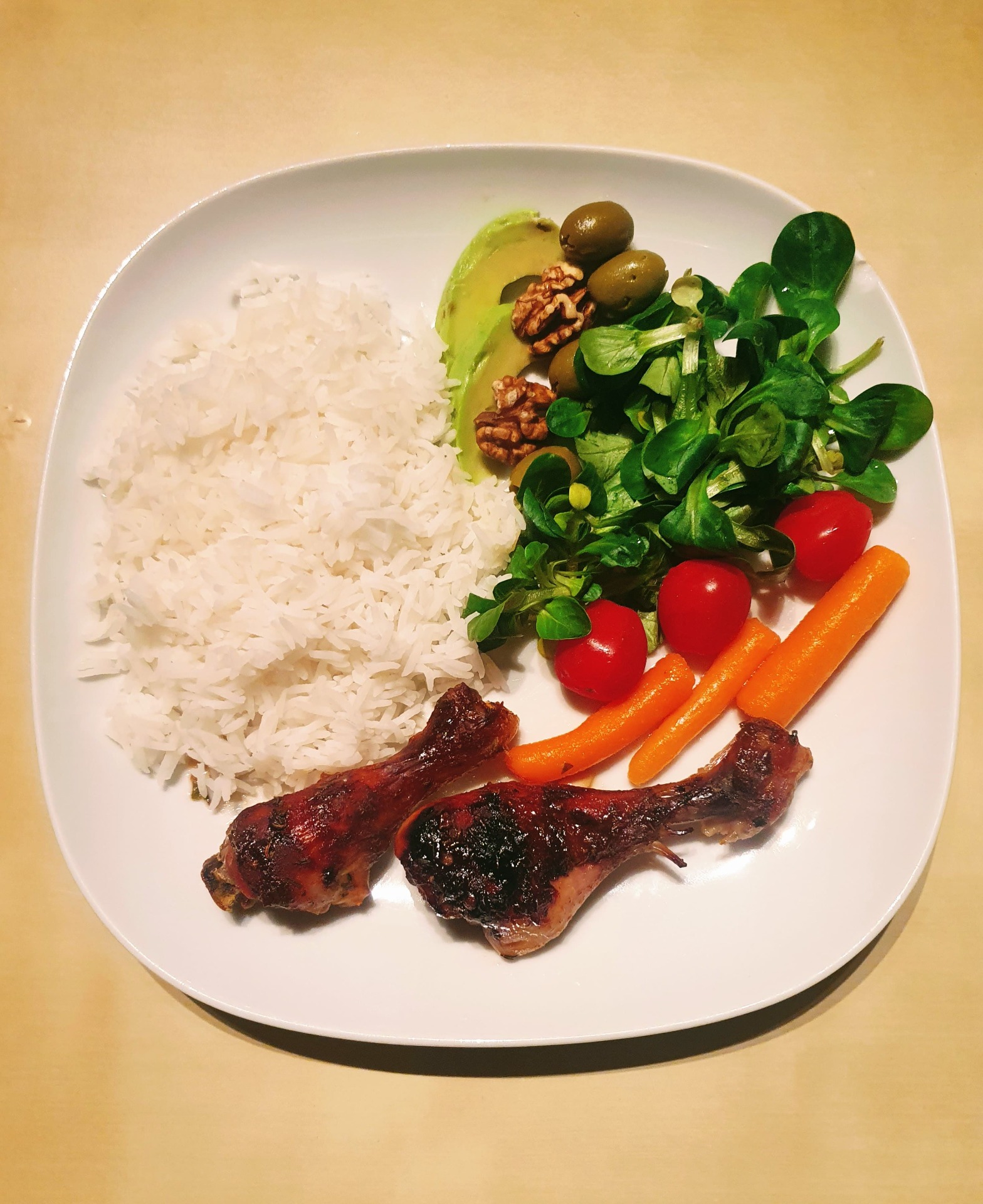 Pečená kuřecí stehna s jasmínovou rýží, cherry rajčaty, mrkví, polníčkem, olivami, vlašskými ořechy a avokádem