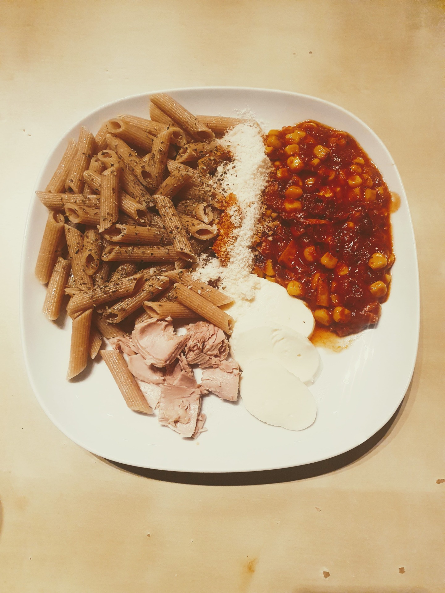 Celozrnné penne s tuňákem ve vlatní šťávě, mozzarellou, pasírovanými rajčaty s kukuřicí a parmezánem